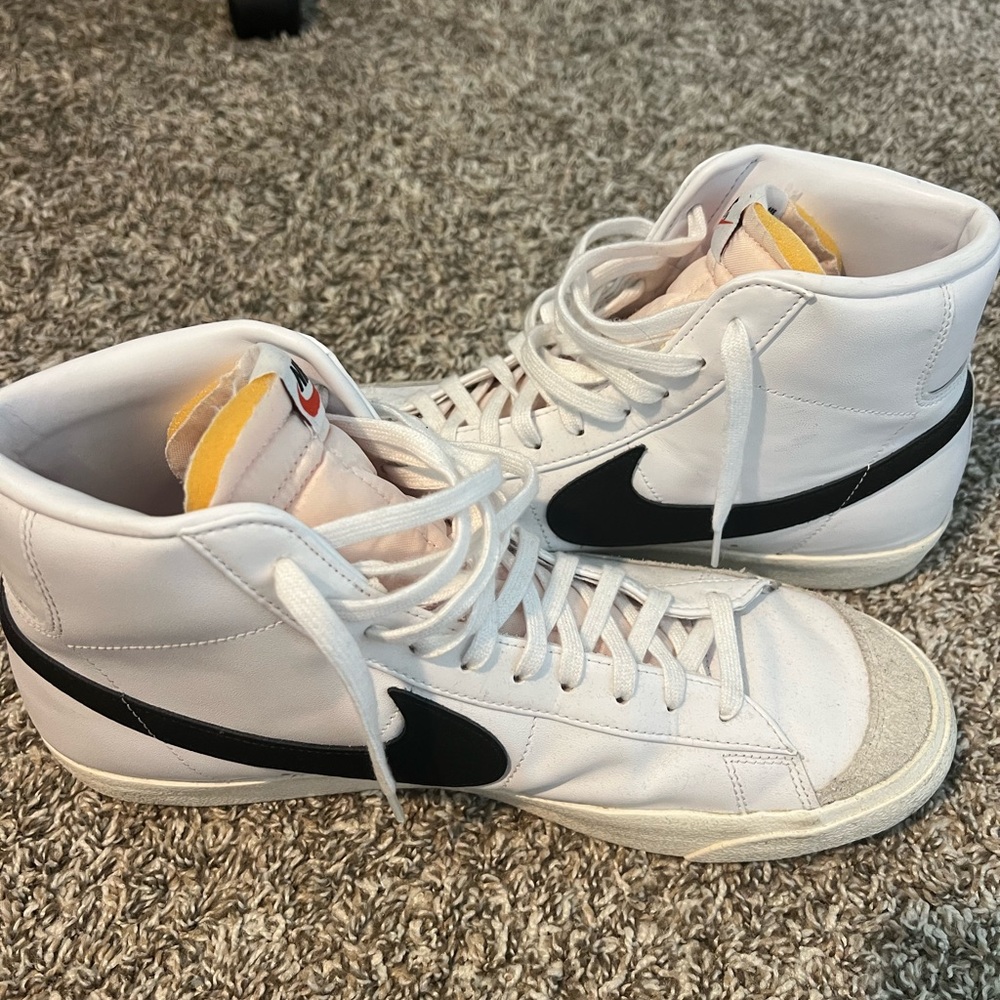 Nike White and Black Classic Sneakers